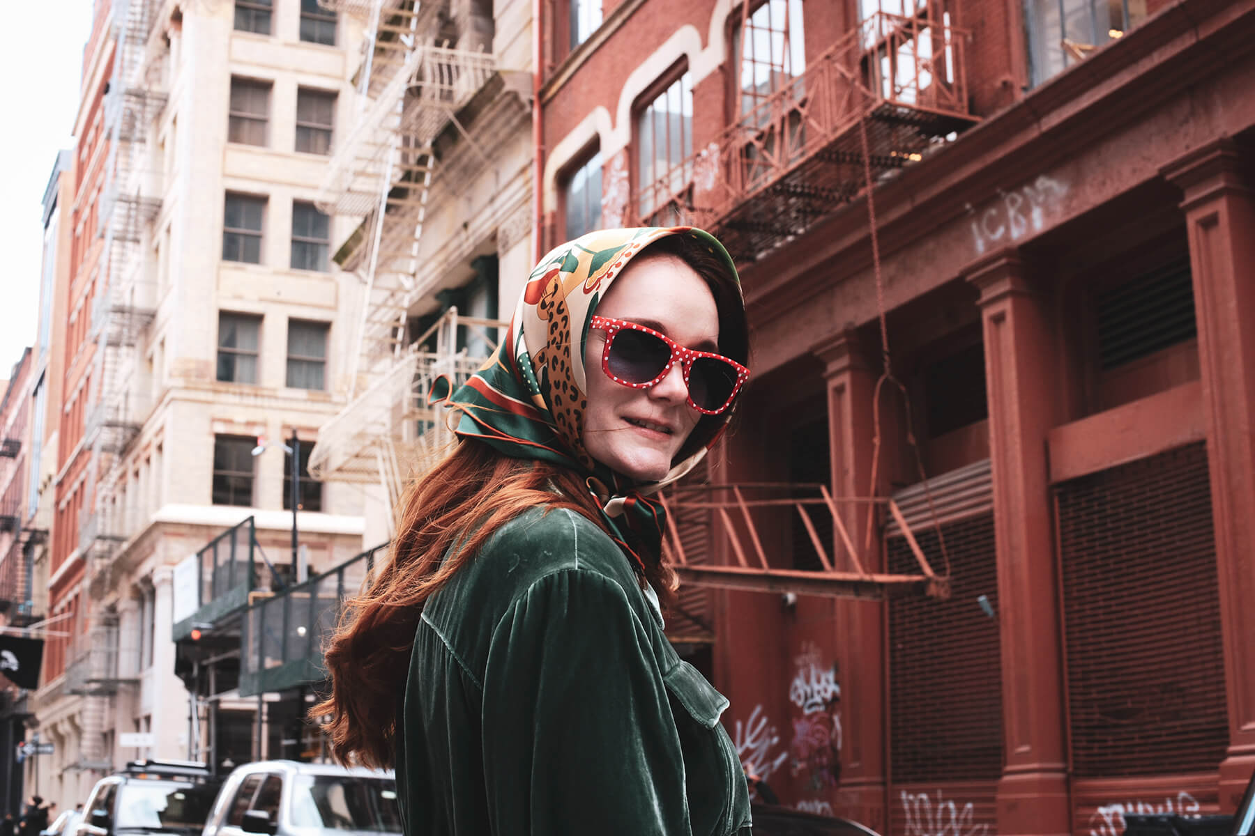 【たくみ】SATIN SCARF Elizabeth Gillett Silk Square Scarf | Garnet Hill